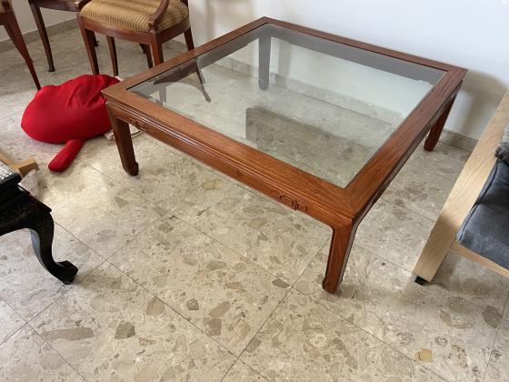 שולחן סיני לסלון עם דמויות