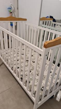 מיטת תינוק במצב מצויין בת שנתיים בלבד