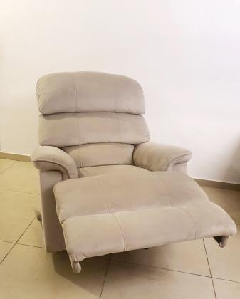 כורסאת טלויזיה של חברת עמינח