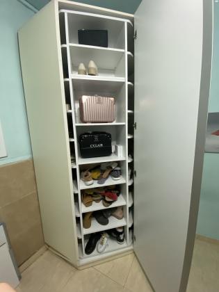 ארון נעליים מסתובב עם דלת