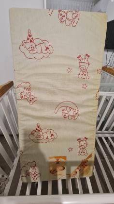 מיטת תינוק במצב מצויין בת שנתיים בלבד