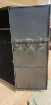 למכירה ארון ציוד לסוסים / ארון אוכפים