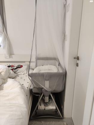 עריסה מתחברת למיטה של חברת