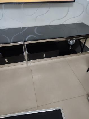 מזנון זכוכית שחורה עם ניקל