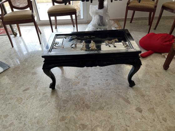 שולחן סיני לסלון עם דמויות