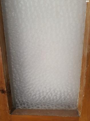 זוג דלתות עץ עתיקות שעברו שימור