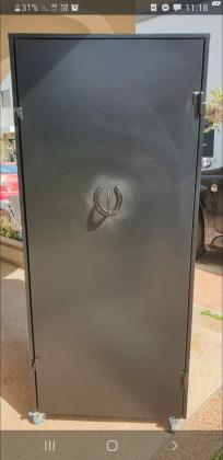 למכירה ארון ציוד לסוסים / ארון אוכפים