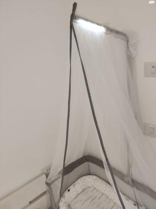 עריסה מתחברת למיטה של חברת