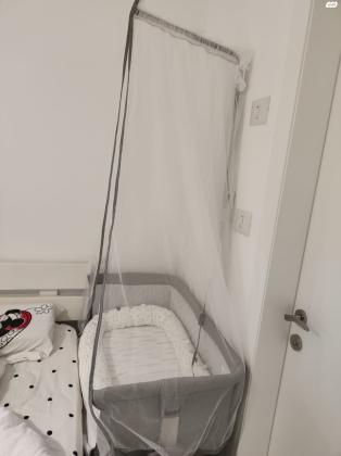 עריסה מתחברת למיטה של חברת