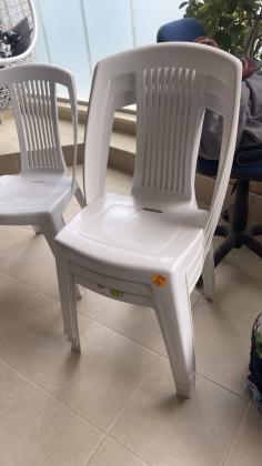 כסאות פלסטיק איכותיים במצב מעולה