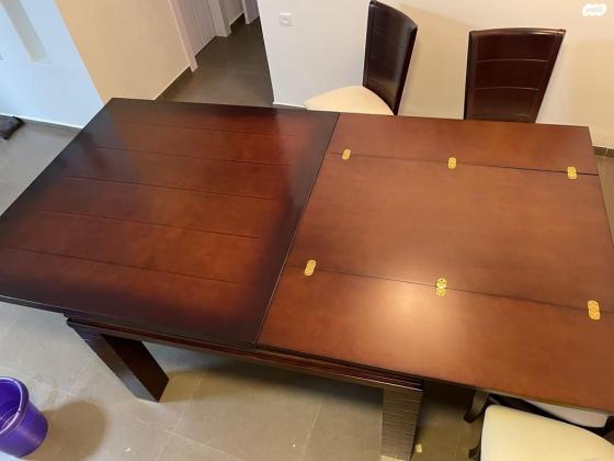 פינת אוכל בצבע חום במצב מעולה