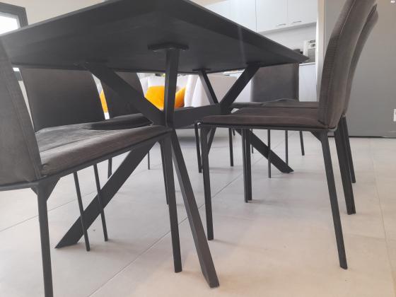 שולחן אוכל קרמי של רהיטי אסף