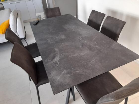 שולחן אוכל קרמי של רהיטי אסף