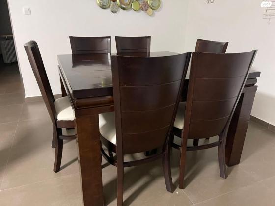 פינת אוכל בצבע חום במצב מעולה