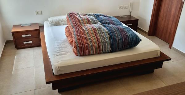 חדר שינה מלא הכולל מיטה