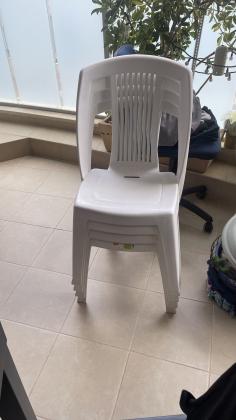 כסאות פלסטיק איכותיים במצב מעולה