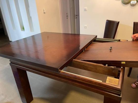 פינת אוכל בצבע חום במצב מעולה