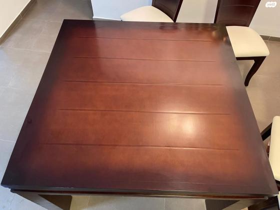 פינת אוכל בצבע חום במצב מעולה