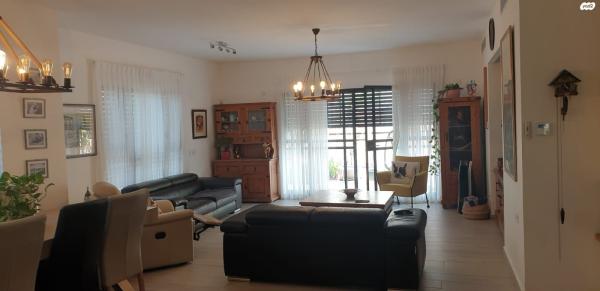 בתיה גור 3 (בר לב)