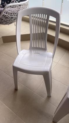 כסאות פלסטיק איכותיים במצב מעולה