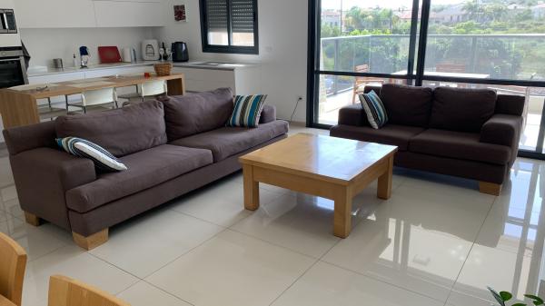 שולחן סלון מעץ מלא,מידות 100*100