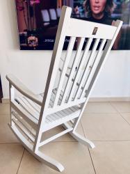 כסא נדנדה והנקה של ניחותא בצבע לבן