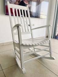 כסא נדנדה והנקה של ניחותא בצבע לבן