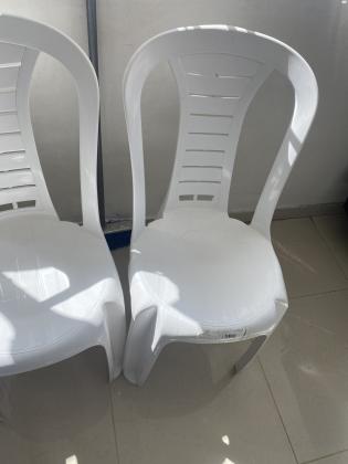 שלושה כיסאות פלסטיק ללא ידיעות