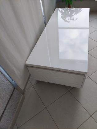 שולחן סלון בצבע לבן אפוקסי