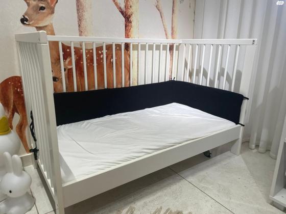 למכירה במצב מצויין מיטת תינוק עם מזרן