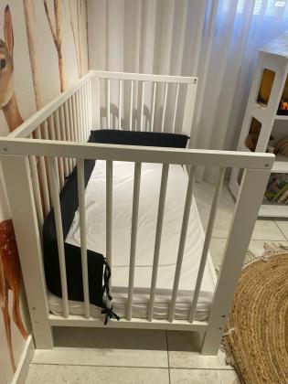 למכירה במצב מצויין מיטת תינוק עם מזרן