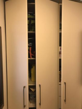 למכירה בהזדמנות ארון שירות בצבע