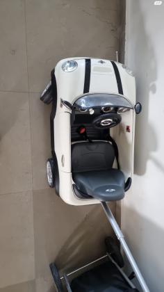 מכונית MINI COOPER עם מוט