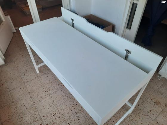 שולחן עבודה של איקאה בצבע