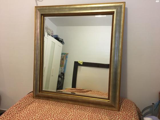 ‎מראה עם מסגרת עץ בצבע זהב