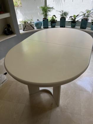 שולחן עץ בצבע לבן אפוקסי