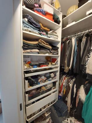 חדר ארונות חדש, נמכר עקב מעבר לא צפוי