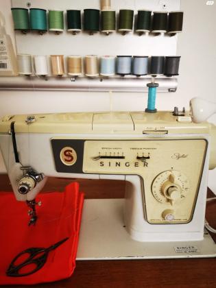 מכונת תפירה SINGER + שולחן