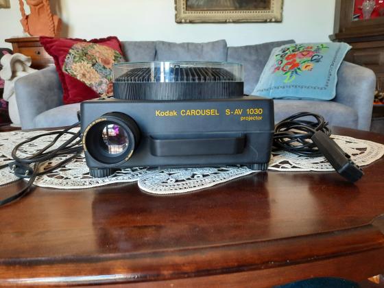 למבינים ואספנים, מקרן שקופיות KODAK