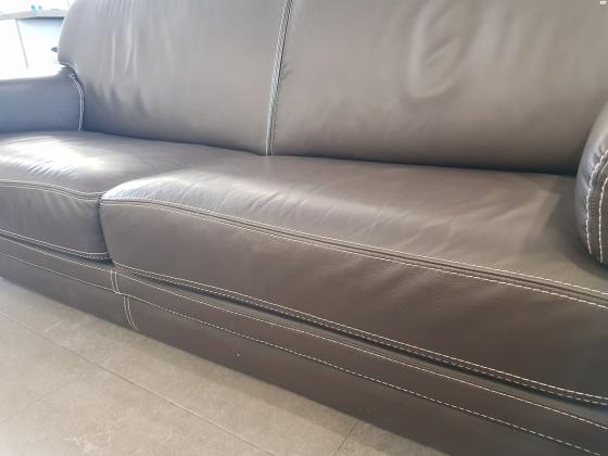 סלון עור אמיתי, בצבע חום כהה