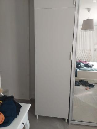 ארון אפור קטן ויפה, ניתן