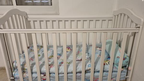 מיטת תינוק במצב מעולה עם מזרן עבה ונושם