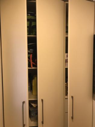 למכירה בהזדמנות ארון שירות בצבע