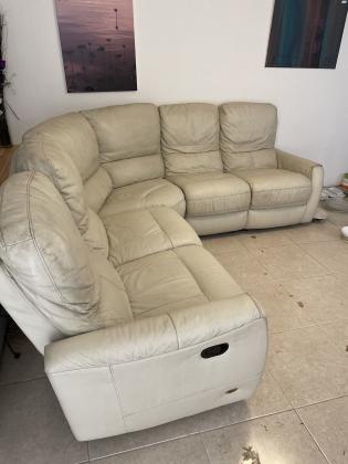 סלון פינתי עם שתי ריקליינרים