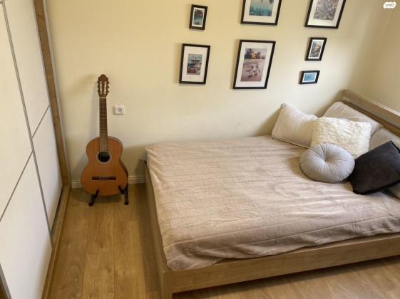 חדר נערה - מיטה ופינת עבודה תואמים