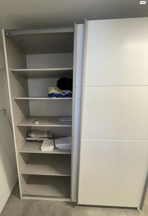 ארון הזזה 2 דלתות בצבע לבן