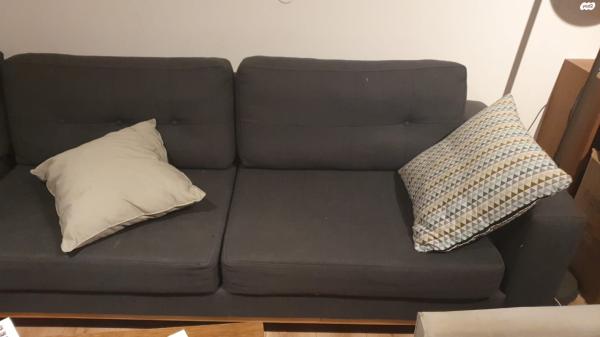 ספה פינתית מתפרקת לשני חלקים,