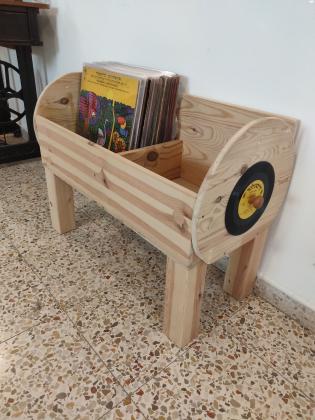 סטנד לתקליטים במצב מצויין, נבנה