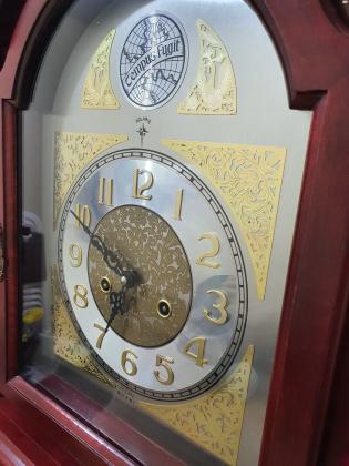 שעון אורלוגין מטוטלת חיתוכים וגילופים