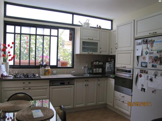 דבורה בארון 6 (כצנלסון)